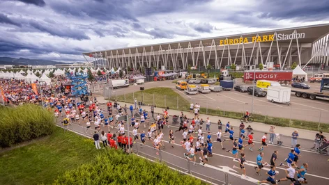 Viele Läufer bei Laufevent am Europa-Park-Stadion in Freiburg