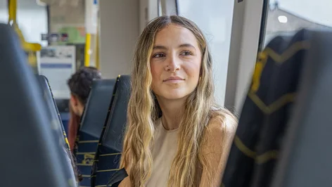 Junge Frau in der Straßenbahn