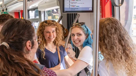 Gruppe gut gelaunter junger Frauen in der Straßenbahn
