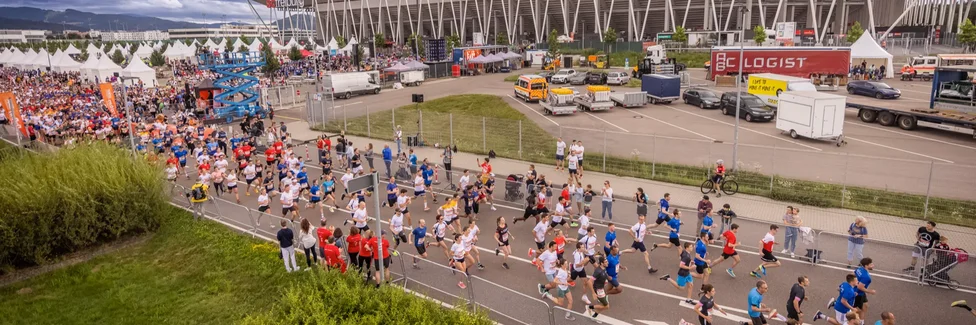 Viele Läufer bei Laufevent am Europa-Park-Stadion in Freiburg
