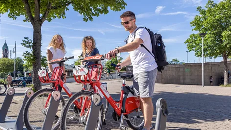 Mann leiht Fahrrad an Frelo-Station aus