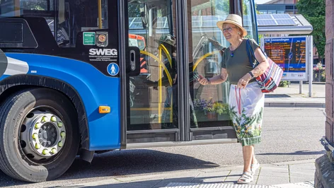 Frau am Buseinstieg