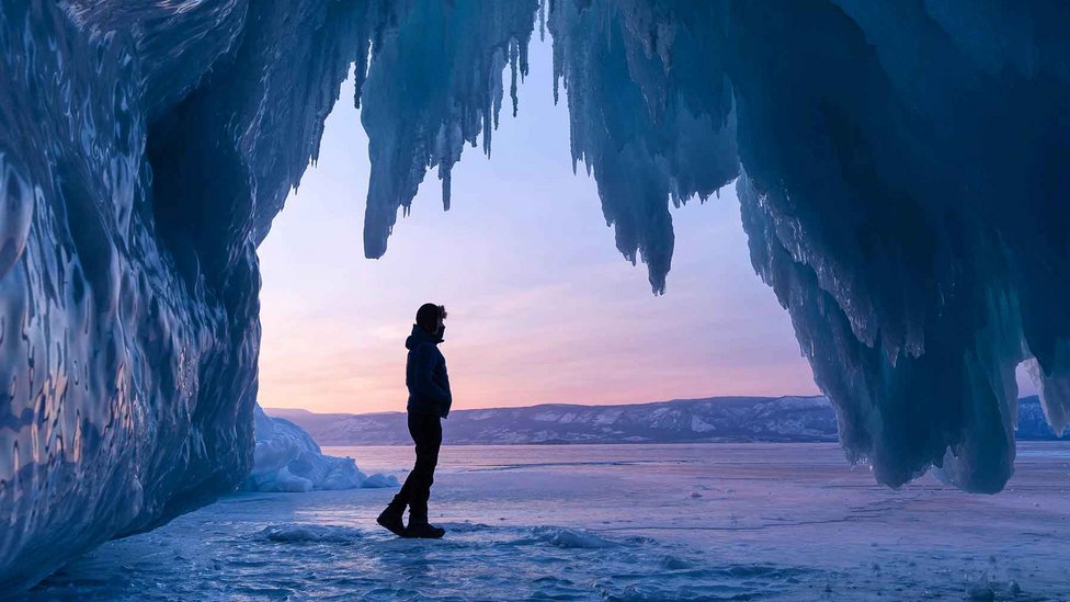 Mann in Eishöhle stehend, Key Visual Mundologia 2026